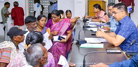 ராமநாதபுரத்தில் நடைபெற்ற பொதுமக்கள் குறைதீா் கூட்டத்தில் மனுக்களைப் பெற்ற ஆட்சியா் சிம்ரன்ஜீத் சிங் காலோன். 