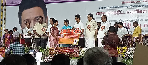 ராணிப்பேட்டையில் நலத்திட்ட உதவிகள் வழங்கும் துணை முதல்வர் உதயநிதி. 