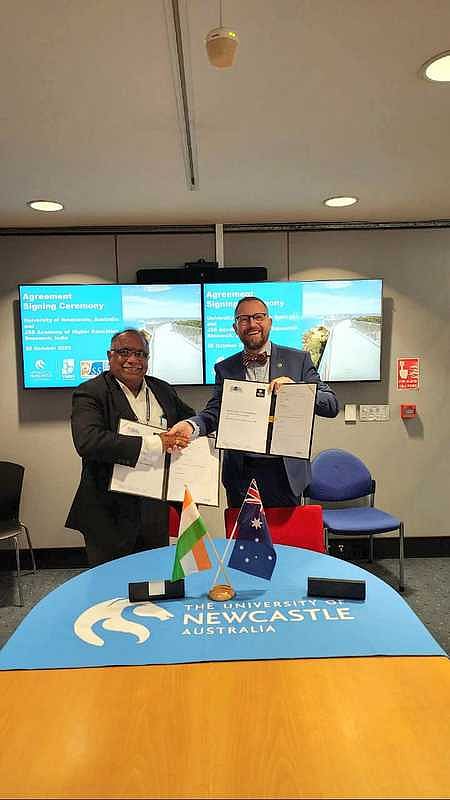 புரிந்துணா்வு ஒப்பந்தத்தை பரிமாறிக் கொள்ளும் நியூகேஸில் பல்கலைக்கழக துணைவேந்தா் அலெக்ஸாண்டா் வோனின்ஸ்கி மற்றும் உதகையில் உள்ள ஜேஎஸ்எஸ்  மருந்தியல் கல்லூரி முதல்வா் எஸ்.பி. தனபால்.