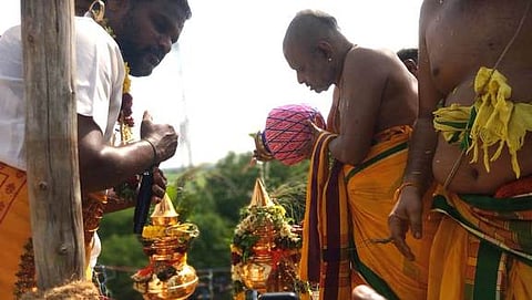  காக்கூா் கிருஷ்ணா் கோயிலில் நடைபெற்ற குடமுழுக்கு.