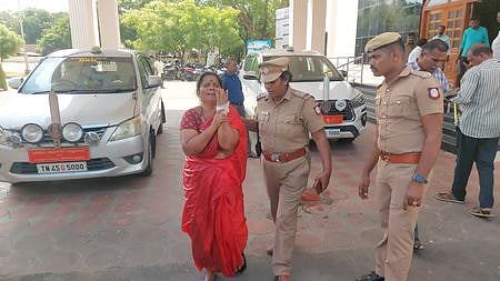 ஆட்சியா் அலுவலக வளாகத்தில் 
பெண் தீக்குளிக்க முயற்சி