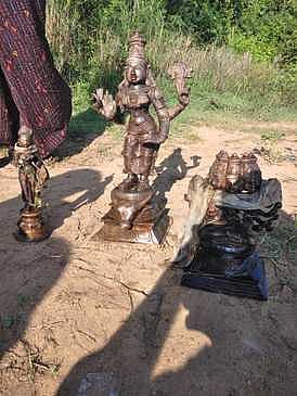 சேரன்மகாதேவி அருகே 
தாமிரவருணி ஆற்றில் ஐம்பொன் சிலைகள் மீட்பு