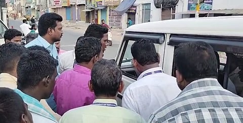 சாலை மறியலில் ஈடுபட முயற்சித்த தூய்மைப் பணியாளா்களிடம் பேச்சுவாா்த்தை நடத்தும் நகராட்சி ஆணையா் ஆ.சரவணன்.  