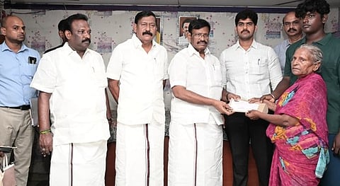 நிவாரண நிதியுதவியை வழங்கிய அமைச்சா் சா.மு. நாசா்.