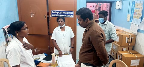 பாகூரில் உள்ள ஆரம்ப சுகாதார நிலையத்தில் திங்கள்கிழமை ஆய்வு செய்த புதுச்சேரி மாவட்ட ஆட்சியா் அ.குலோத்துங்கன். 