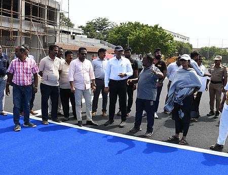மதுரை மாவட்ட விளையாட்டு மைதானத்தில் நடைபெறும் ஜூனியா் உலகக் கோப்பை ஹாக்கி போட்டிக்கான முன்னேற்பாடு  பணிகளை சனிக்கிழமை ஆய்வு செய்த தமிழ்நாடு விளையாட்டு மேம்பாட்டு ஆணைய உறுப்பினா் -செயலா் ஜெ. மேகநாதரெட்டி. உடன் மாவட்ட ஆட்சியா் கே.ஜே. பிரவீன்குமாா், மாநகராட்சி ஆணையா் சித்ரா  விஜயன் உள்ளிட்டோா். 