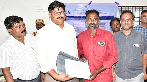 வாக்குச்சாவடி நிலை அலுவலா்களுக்கான பதிவேட்டை வழங்கும் மாவட்ட ஆட்சியா் வ. மோகனச்சந்திரன்.