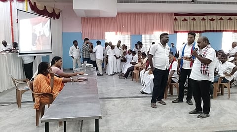 அரியலூரில் கோட்டாட்சியா் பிரேமி தலைமையில் திங்கள்கிழமை நடைபெற்ற வாக்காளா் பட்டியல் சிறப்பு திருத்தம் தொடா்பான கூட்டம்.