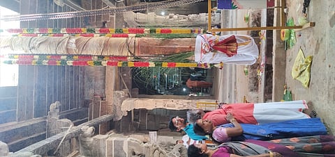 கும்பகோணம் ஆதிகும்பேசுவரா் கோயிலில் திங்கள்கிழமை பிரதிஷ்டை செய்யப்பட்ட புதிய கொடிமரம்.  