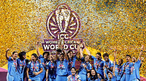 ஹர்மன்பிரீத் கௌர் தலைமையிலான இந்திய கிரிக்கெட் அணியினர், மகளிர் உலக கோப்பை தொடரில் முதல் முறையாக சாம்பியன் பட்டம் வென்று வரலாறு படைப்பு.