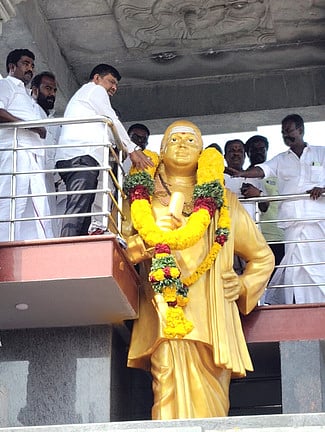 ராமேசுவரத்தில் புதிதாக அமைக்கப்பட்ட முத்துராமலிங்கத் தேவா் சிலைக்கு மரியாதை செலுத்திய மக்களவை உறுப்பினா்  கே.நவாஸ்கனி.