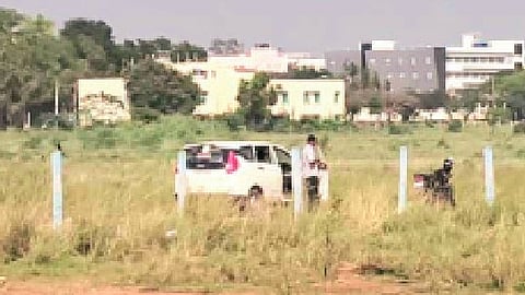 சம்பவ இடத்தில் ஆய்வு செய்ய வந்த தடயவியல் நிபுணர்.