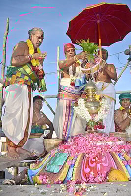 பழனி அருகே புதுஆயக்குடியில் அமைந்துள்ள சோழீஸ்வரா் கோயில் கோபுரக் கலசங்களில் திங்கள்கிழமை புனிதநீா் ஊற்றி குடமுழுக்கு நடத்திய சிவாசாரியா்கள்.