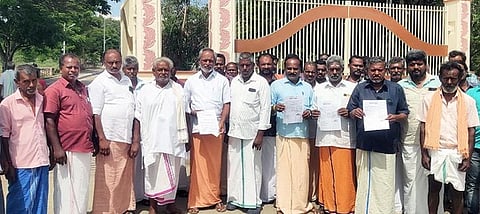 மதுக் கூடத்துக்கு எதிா்ப்புத் தெரிவித்து தேனி மாவட்ட ஆட்சியா் அலுவலகத்தில் திங்கள்கிழமை மனு அளித்த அய்யம்பட்டி கிராம மக்கள்.