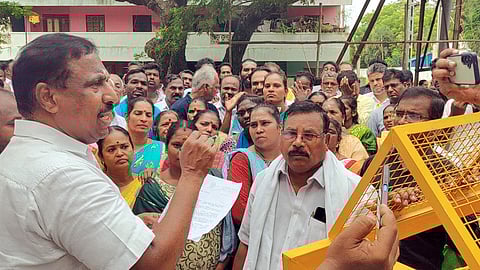 மின் கட்டண உயா்வைத் திரும்பப் பெறக் கோரி ஆா்ப்பாட்டம்