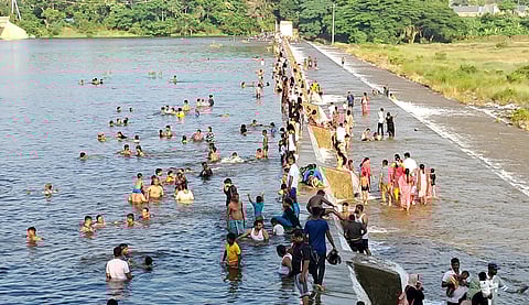 போலீஸ் எச்சரிக்கையை மீறி சுத்துக்கேணி படுகை அணையில் குளித்து மகிழ்ந்த மக்கள்