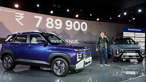 இந்திய ஆட்டோமொபைல் சந்தையில், வென்யு கார் மாடல் முற்றிலுமாக மேம்படுத்தி புதிய தலைமுறை எடிஷனான 'வென்யூ' கார் அறிமுகம் செய்துள்ளது ஹுண்டாய்.