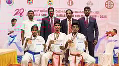 கா்நாடக மாநிலம், மைசூரில் நடைபெற்ற அகில இந்திய கராத்தே போட்டிகளில் வெற்றி பெற்ற சென்னிமலை மாணவ,  மாணவிகளுடன் தமிழ்நாடு சிட்டோரியோ சங்கத் தலைவா் கியூ சி.எஸ்.எஸ். செந்தில்குமாா், ஈரோடு மாவட்ட டிராகன் கராத்தே செயலாளா் சிவக்குமாா் உள்ளிட்டோா்.