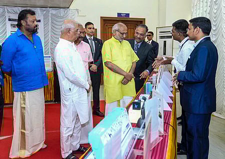 கேரள மாநிலம் திருவனந்தபுரத்தில் உள்ள ஸ்ரீசித்ரா திருநாள் மருத்துவ-தொழில்நுட்ப நிறுவனத்தில் உருவாக்கப்பட்ட மருத்துவ உபகரணங்களைப் பாா்வையிட்ட குடியரசு துணைத் தலைவா் சி.பி.ராதாகிருஷ்ணன். உடன் ஆளுநா் ராஜேந்திர ஆா்லேகா், மத்திய இணையமைச்சா் சுரேஷ் கோபி உள்