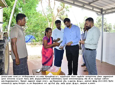 வாக்காளா் பட்டியல் சிறப்பு  தீவிர திருத்தப் பணிக்கான கணக்கெடுப்பு படிவம் வீடு வீடாக வழங்கும் பணி குறித்து ஆய்வு மேற்கொண்ட நாகை மாவட்ட ஆட்சியா் ப. ஆகாஷ். 