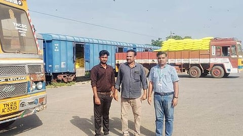 சிவகங்கை ரயில் நிலையத்துக்கு வந்த யூரியா உர மூட்டைகளை லாரிகளில் இறக்கும் பணியை ஆய்வு செய்த வேளாண் அதிகாரிகள்.