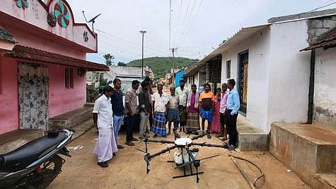 செங்காட்டுபுதூா் கிராமத்தில் டிரோன் மூலம் பூச்சிக் கொல்லி மருந்து தெளிக்கும் பணியில் ஈடுபட்ட வேளாண்மைத் துறையினா்.