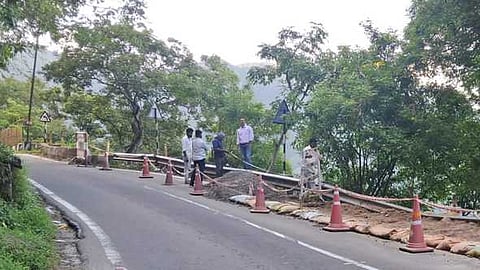 குமுளி மலைச் சாலையில் மண் சரிவு ஏற்பட்ட இடத்தில்  தற்காலிகமாக நடைபெறும் சீரமைப்புப் பணி.

