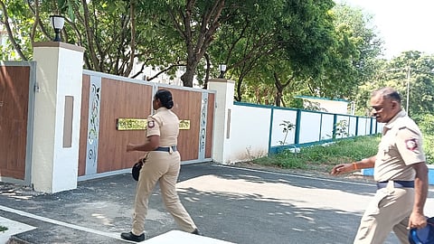 கரூரில் சிபிஐ விசாரணைக்காக செவ்வாய்க்கிழமை சென்ற போலீஸாா்.