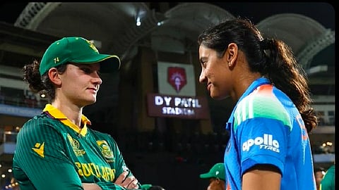 தென்னாப்பிரிக்க கேப்டன் லாரா வோல்வார்ட் - இந்திய துணை கேப்டன் ஸ்மிருதி மந்தனா.