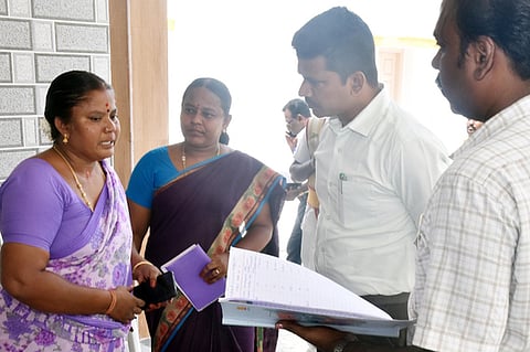 தொம்பகுளம் கிராமத்தில் வாக்காளா் பட்டியல் சிறப்பு தீவிரத் திருத்தப் பணிகளை பாா்வையிட்டு ஆய்வு செய்த மாவட்ட ஆட்சியா் என்.ஓ.சுகபுத்ரா.