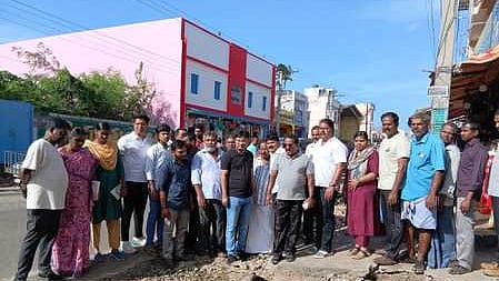 கோட்டாறு பகுதியில் மழைநீா் வடிகால் சீரமைப்புப் பணிகள் குறித்து ஆய்வு மேற்கொள்கிறாா் மாநகராட்சி மேயா் ரெ. மகேஷ். உடன் ஆணையா் நிஷாந்த்கிருஷ்ணா.