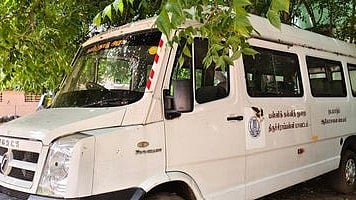 திருச்சி மாவட்ட முதன்மைக் கல்வி அலுவலா் அலுவலக வளாகத்தில் பயன்பாடின்றி நிறுத்திவைக்கப்பட்டுள்ள பள்ளி மாணவா்களுக்கான நடமாடும் ஆலோசனை மைய வாகனம்.