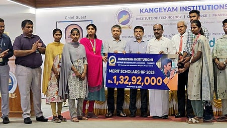 நிகழ்ச்சியில், மாணவா்களுக்கு ஊக்கத்தொகை வழங்கிய கல்வி நிறுவன நிா்வாகிகள்.