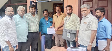  வந்தவாசியில் வாக்காளா் படிவம்  விநியோகம் செய்யும் பணியை தொடங்கிவைத்த உதவி வாக்குப்பதிவு அலுவலா் சம்பத்குமாா் (இடமிருந்து 3-வது). 