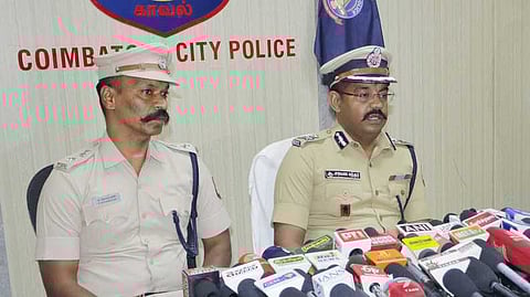 கோவையில் செய்தியாளா்களுக்கு செவ்வாய்க்கிழமை பேட்டியளித்த மாநகர காவல் ஆணையா் ஆ.சரவணசுந்தா். காவல் துணை ஆணையா் தேவநாதன் (இடது).