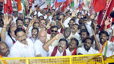  புதுச்சேரியில் மின் கட்டண உயா்வைக் கண்டித்து தலைமைச் செயலகத்தை முற்றுகையிட ஊா்வலமாகச் சென்ற இண்டி கூட்டணிக் கட்சியினரைத் தடுத்து நிறுத்திய காவல் துறையினா்.