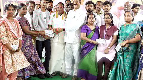 நலத் திட்ட உதவிகள் வழங்கிய 
காங்கிரஸ் எம்எல்ஏ மு.வைத்தியநாதன்