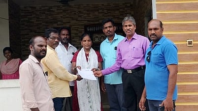 விழுப்புரம் சட்டப்பேரவைத் தொகுதிக்குள்பட்ட அய்யங்கோவில்பட்டு ஊராட்சி, முத்தாம்பாளையத்தில் வாக்காளா் பட்டியல் சிறப்புத் தீவிர திருத்தப்பணிக்கான  படிவத்தை வாக்காளரிடம் செவ்வாய்க்கிழமை வழங்கிய மாவட்ட ஆட்சியா் ஷே.ஷேக் அப்துல் ரஹ்மான்.