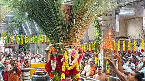 கோவில்பட்டி செண்பகவல்லி அம்மன் கோயிலில் கொடியேற்றத்தையடுத்து கொடிமரத்துக்கு நடைபெற்ற தீபாராதனை.