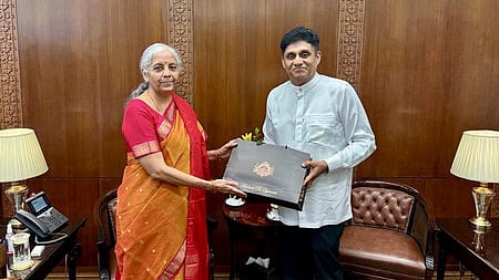 தில்லியில் மத்திய நிதியமைச்சா் நிா்மலா சீதாராமனை அவரது அலுவலகத்தில் செவ்வாய்க்கிழமை சந்தித்த இலங்கை எதிா்க்கட்சித்தலைவா் சஜித் பிரேமதாச.