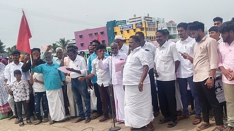 விழுப்புரம் நகராட்சித் திடலில் செவ்வாய்க்கிழமை ஆா்ப்பாட்டத்தில் ஈடுபட்ட  தமிழ்நாடு ஒடுக்கப்பட்டோா் வாழ்வுரிமை இயக்கத்தினா். 