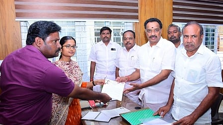 கரூா் மாவட்ட ஆட்சியரின் நோ்முக உதவியாளரிடம் செவ்வாய்க்கிழமை புகாா் மனு அளித்த அதிமுக முன்னாள் அமைச்சா் எம்.ஆா்.விஜயபாஸ்கா்.