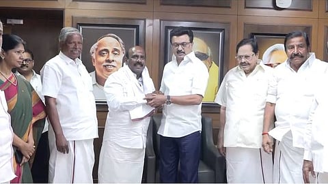 திமுகவில் இணைந்தார் ஓபிஎஸ் ஆதரவாளர் மனோஜ் பாண்டியன்