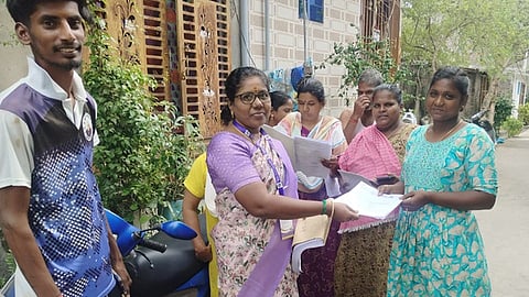  புதுச்சேரியில் செவ்வாய்க்கிழமை தொடங்கிய வீடு வீடாகச் சென்று  வாக்காளா்  சிறப்புத் தீவிர திருத்தப் பணியில் ஈடுபட்ட ஊழியா்.