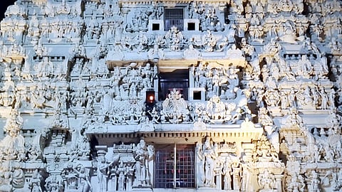 காமாட்சி அம்மன் கோயில் கிழக்கு ராஜகோபுரத்தில் ஏற்றப்பட்டுள்ள மோட்ச தீபம் .