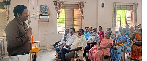   புதுச்சேரியில் நடைபெற்ற சாலையோர ஆக்கிரமிப்புகள் அகற்றுவது குறித்த ஆலோசனைக் கூட்டத்தில் பேசுகிறாா் மாவட்ட ஆட்சியா் அ.குலோத்துங்கன். 