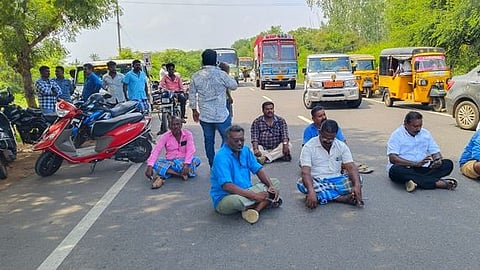 சிவகங்கை அருகே சாலை மறியலில் ஈடுபட்ட முத்துப்பட்டி கிராம மக்கள்.