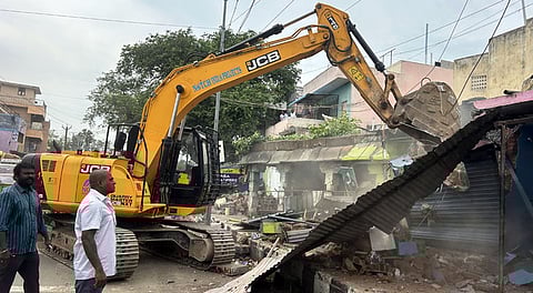  திருவண்ணாமலை - செங்கம் சாலையில் பொக்லைன் இயந்திரம் மூலம் நடைபெற்ற ஆக்கிரமிப்புகள் அகற்றும் பணி. 