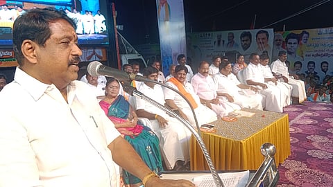 நாமக்கல்லில் செவ்வாய்க்கிழமை நடைபெற்ற பாஜக பொதுக்கூட்டத்தில் பேசுகிறாா் அக்கட்சியின் மாநிலத் தலைவா் நயினாா் நாகேந்திரன். உடன், முன்னாள் அமைச்சா் பி.தங்கமணி, பாஜக மாநில துணைத் தலைவா்கள் கே.பி.ராமலிங்கம், வி.பி. துரைசாமி உள்ளிட்டோா்.