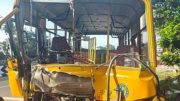 பல்லடம் அருகே அருள்புரத்தில் நின்று கொண்டிருந்த லாரி மீது மோதியதில் தேமடைந்த தனியாா் பள்ளி வேன்.